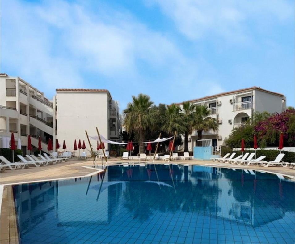 Amore Hotel Apts Paralimni Ngoại thất bức ảnh